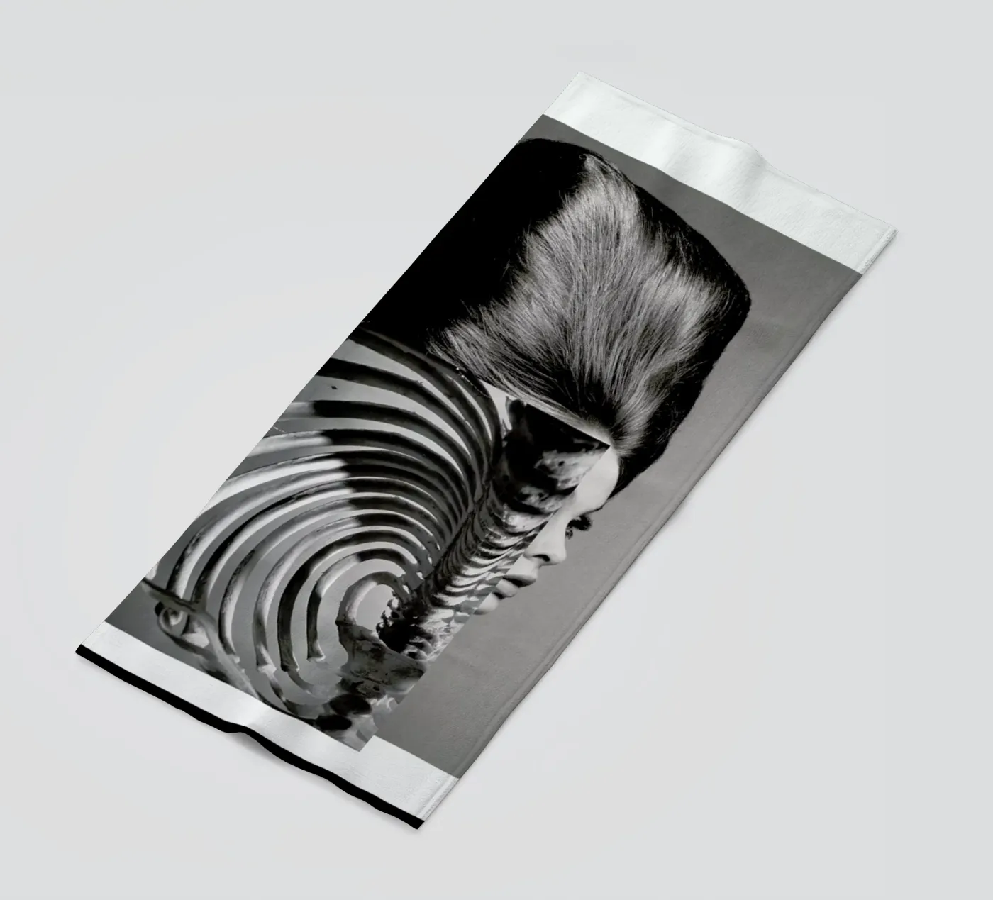 The Shadow Cage telo mare da Taher Mhamdi