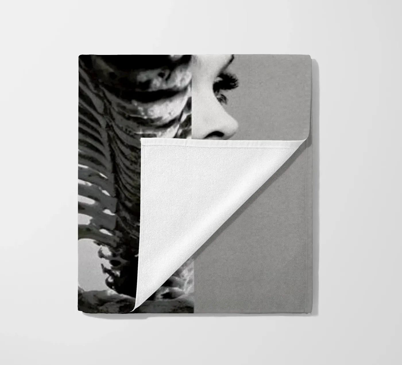 The Shadow Cage telo mare da Taher Mhamdi