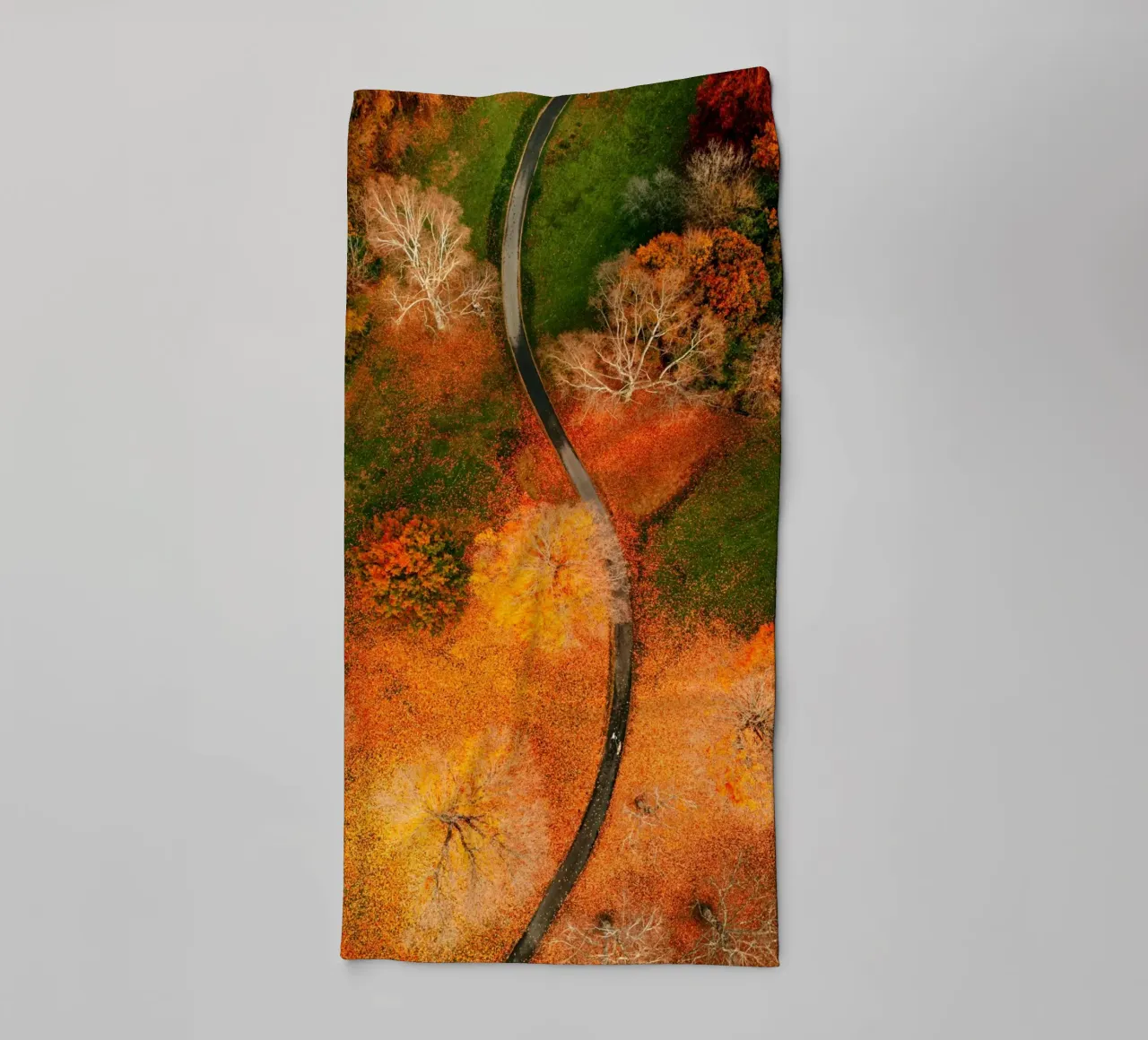 vue aérienne chemin sinueux serviette de bain de Earthly Visions