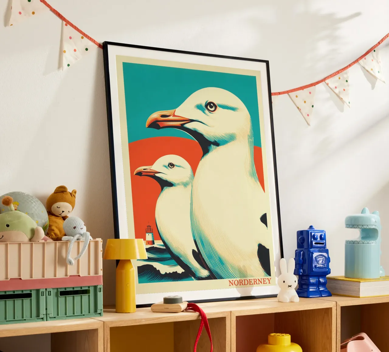 Norderney | Poesia del Mare del Nord con due gabbiani e un faro poster con telaio in legno da Autofocus