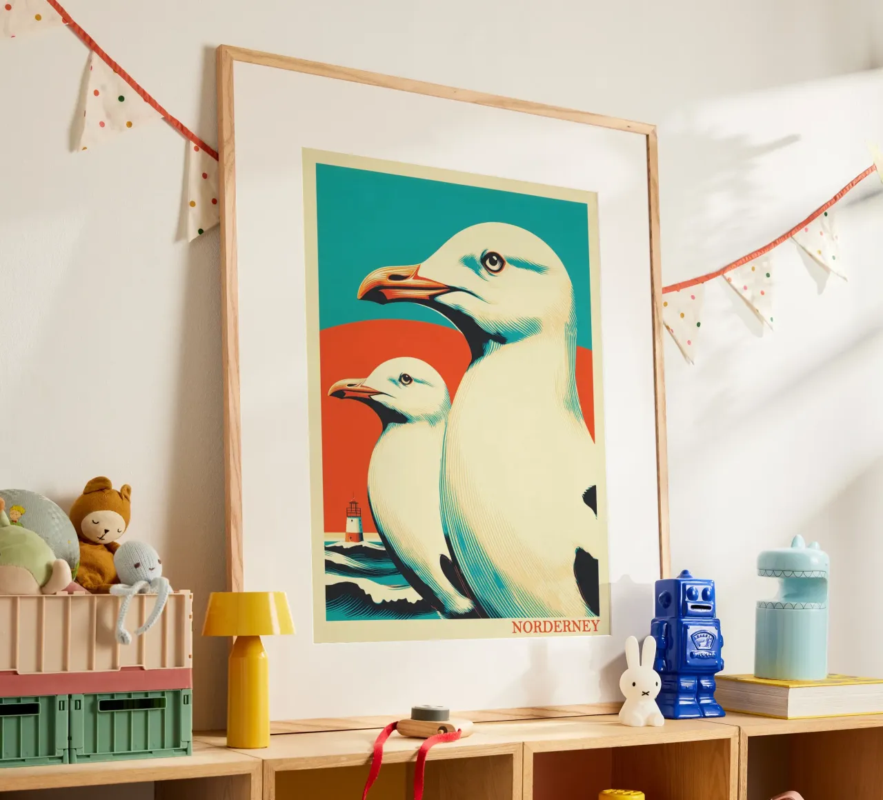 Norderney | Poesia del Mare del Nord con due gabbiani e un faro poster con telaio in legno da Autofocus