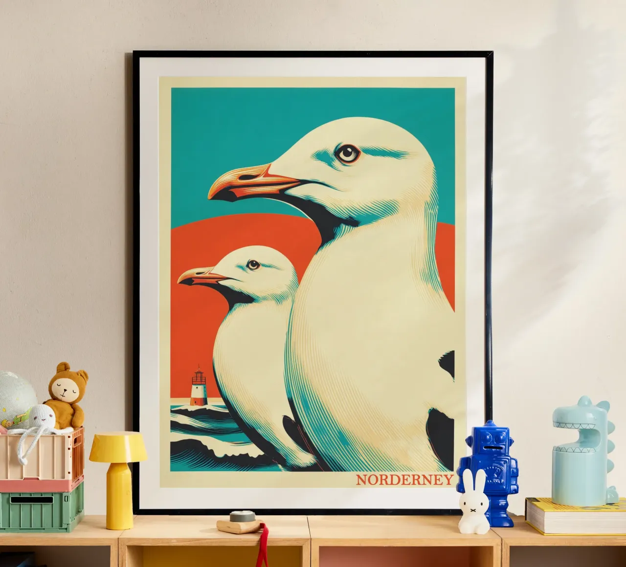Norderney | Poesia del Mare del Nord con due gabbiani e un faro poster con telaio in legno da Autofocus