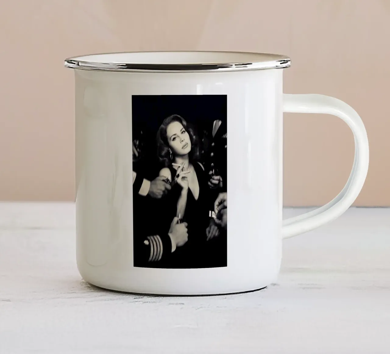 Ragazza vintage tazza in smalto da glover studio