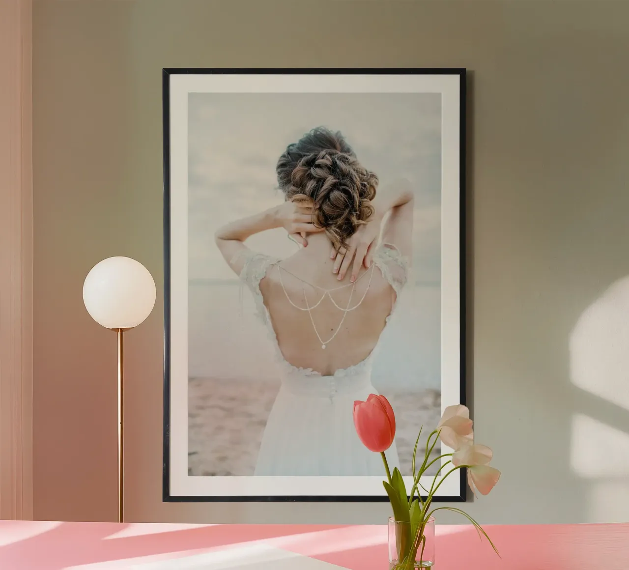 Sussurri di un giorno di nozze poster con telaio in legno da StillVibe Home
