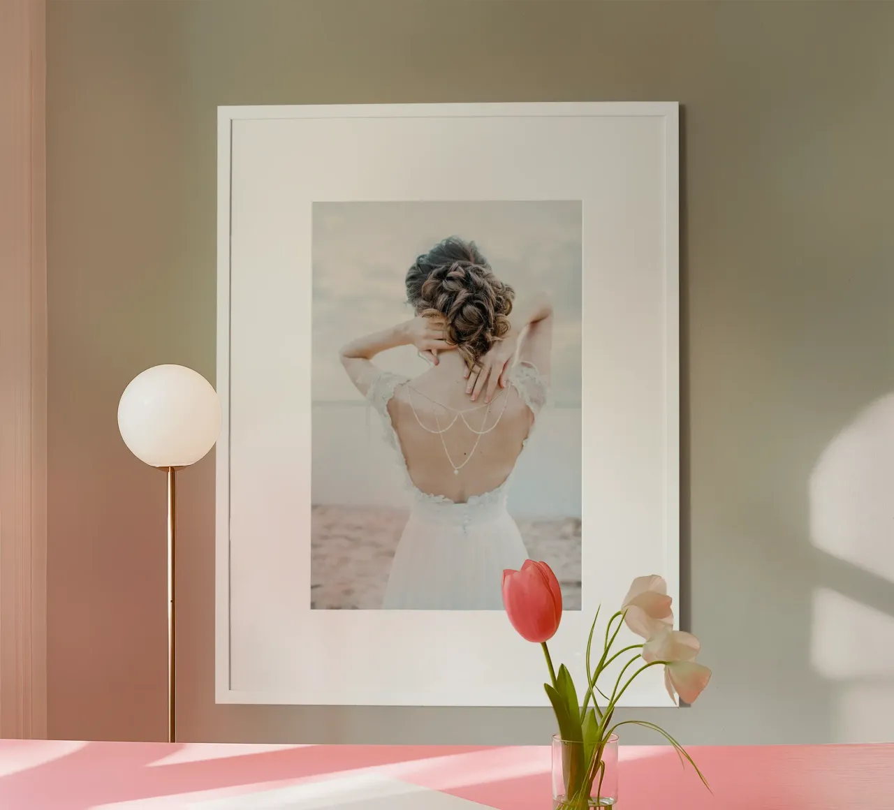 Sussurri di un giorno di nozze poster con telaio in legno da StillVibe Home