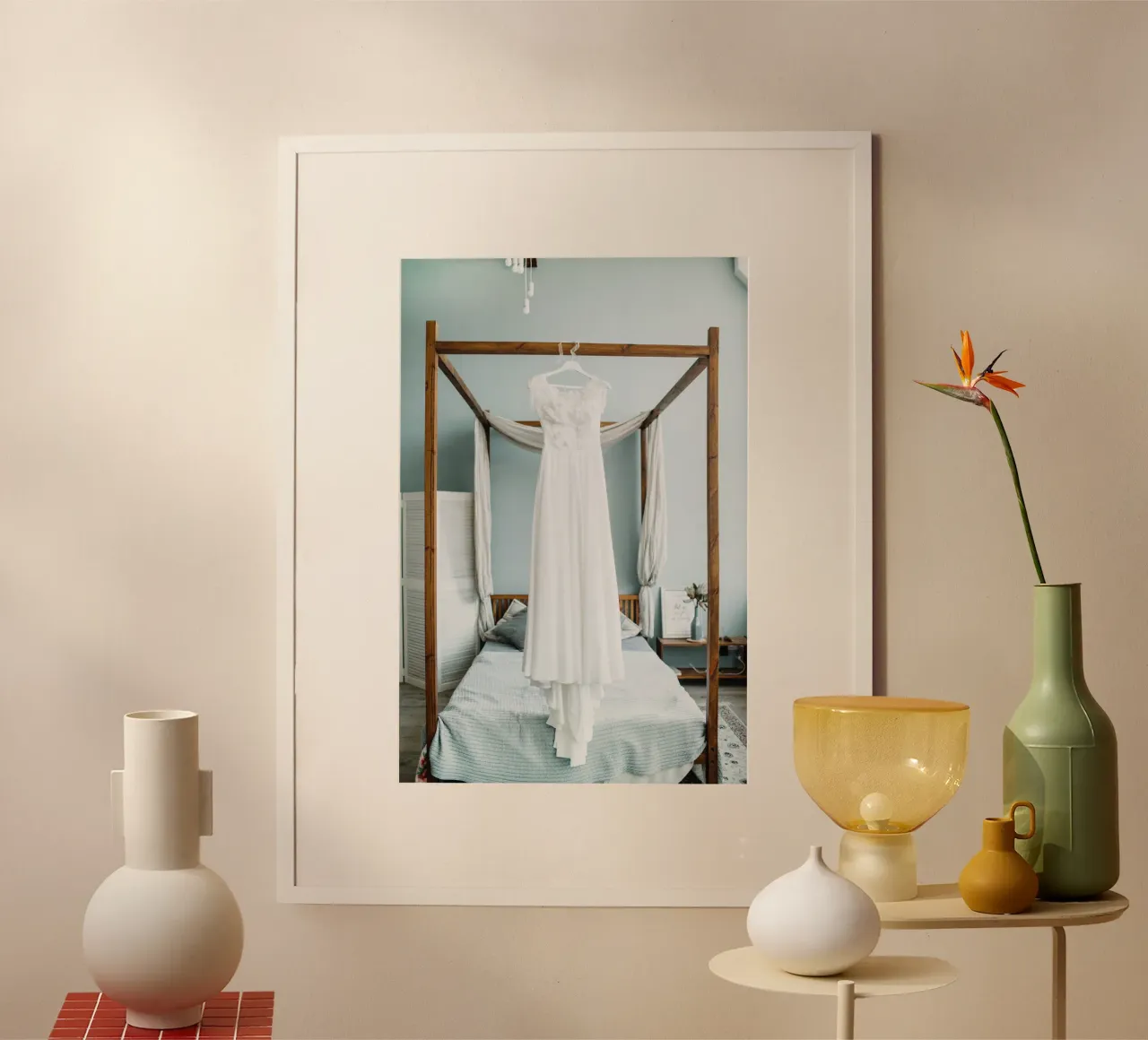 Sussurri di un giorno di nozze poster con telaio in plastica da StillVibe Home