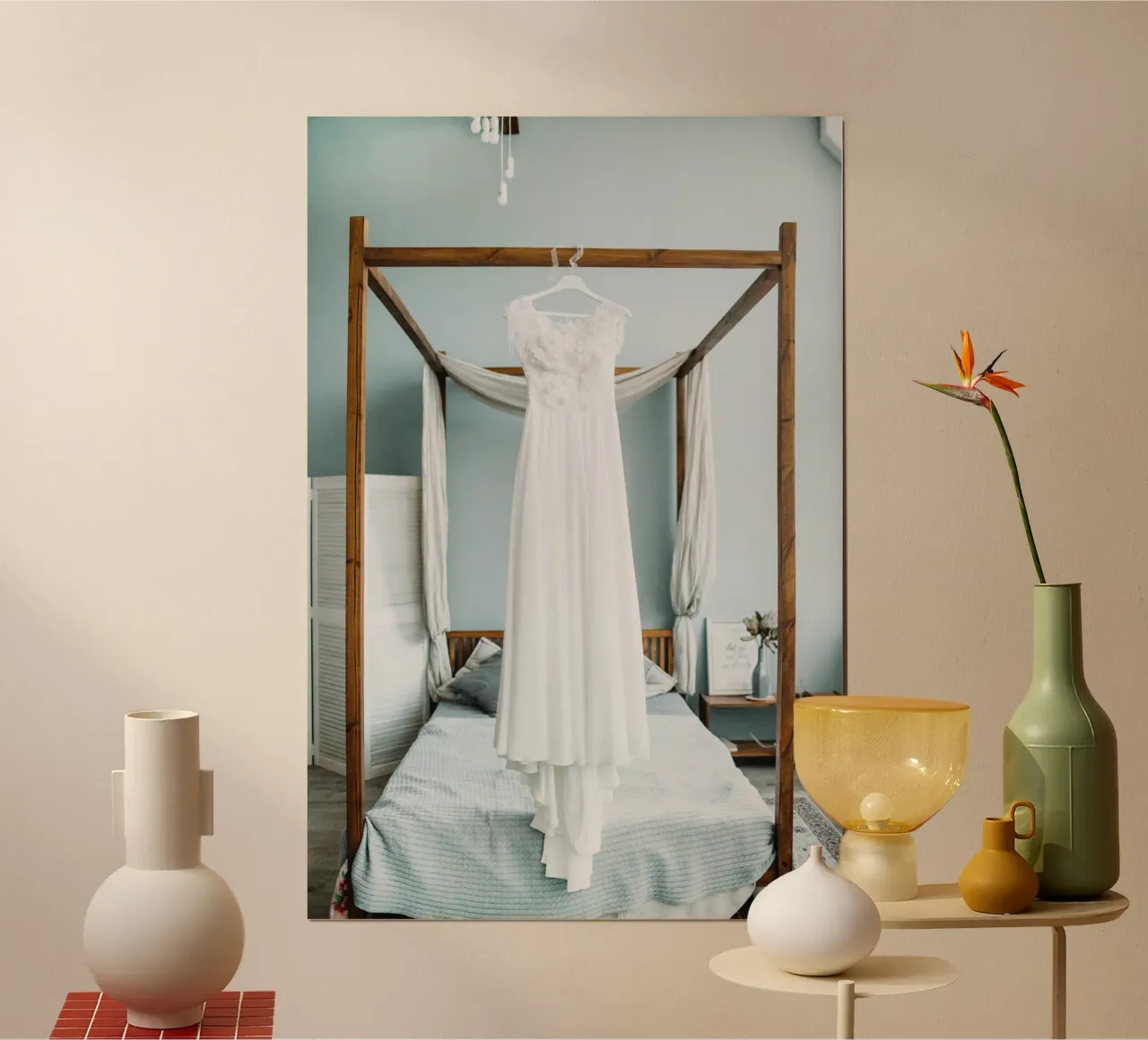 Sussurri di un giorno di nozze poster con telaio in plastica da StillVibe Home