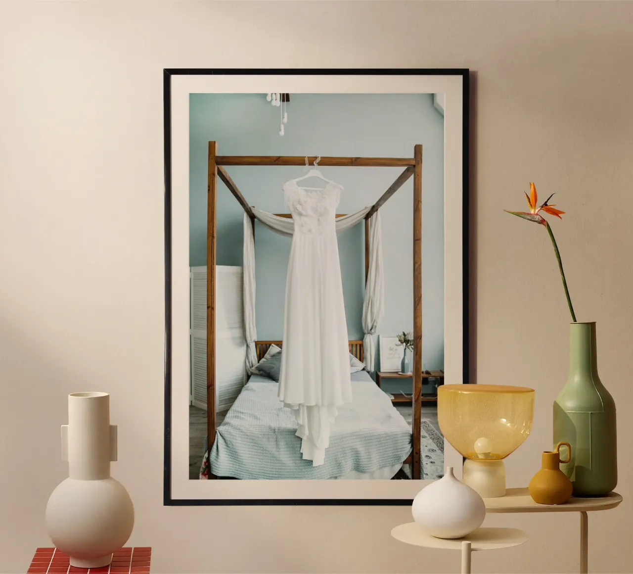 Sussurri di un giorno di nozze poster con telaio in plastica da StillVibe Home