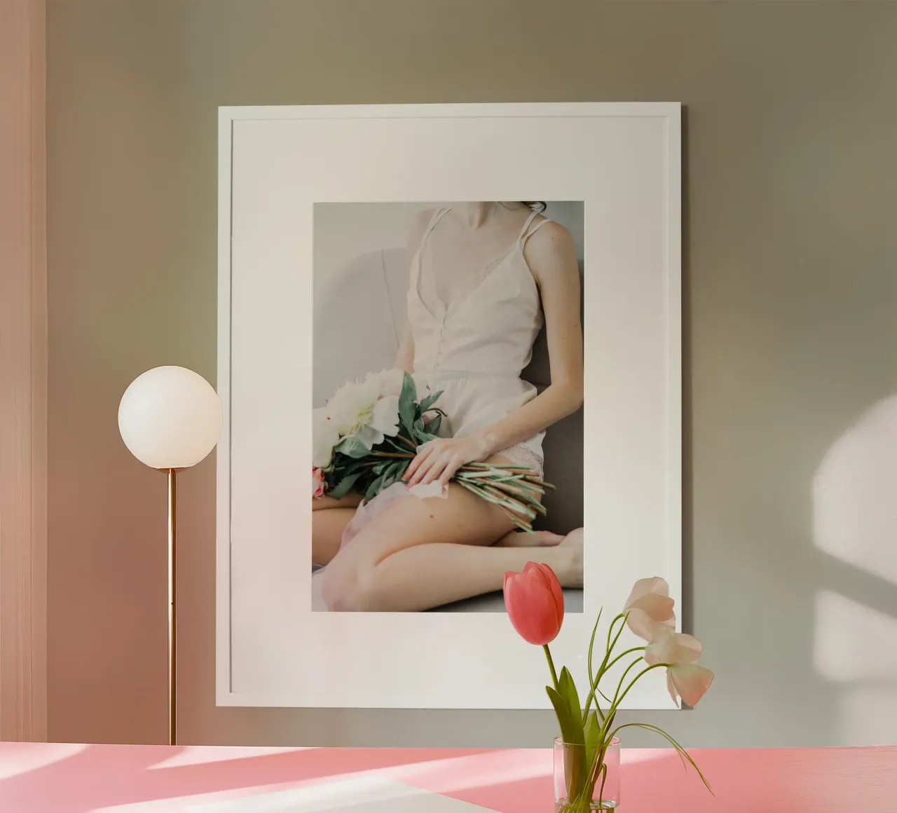 Sussurri di un giorno di nozze poster con telaio in alluminio da StillVibe Home