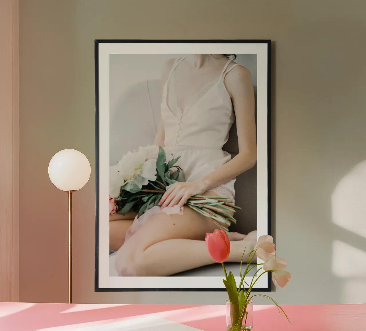 Sussurri di un giorno di nozze poster con telaio in alluminio da StillVibe Home