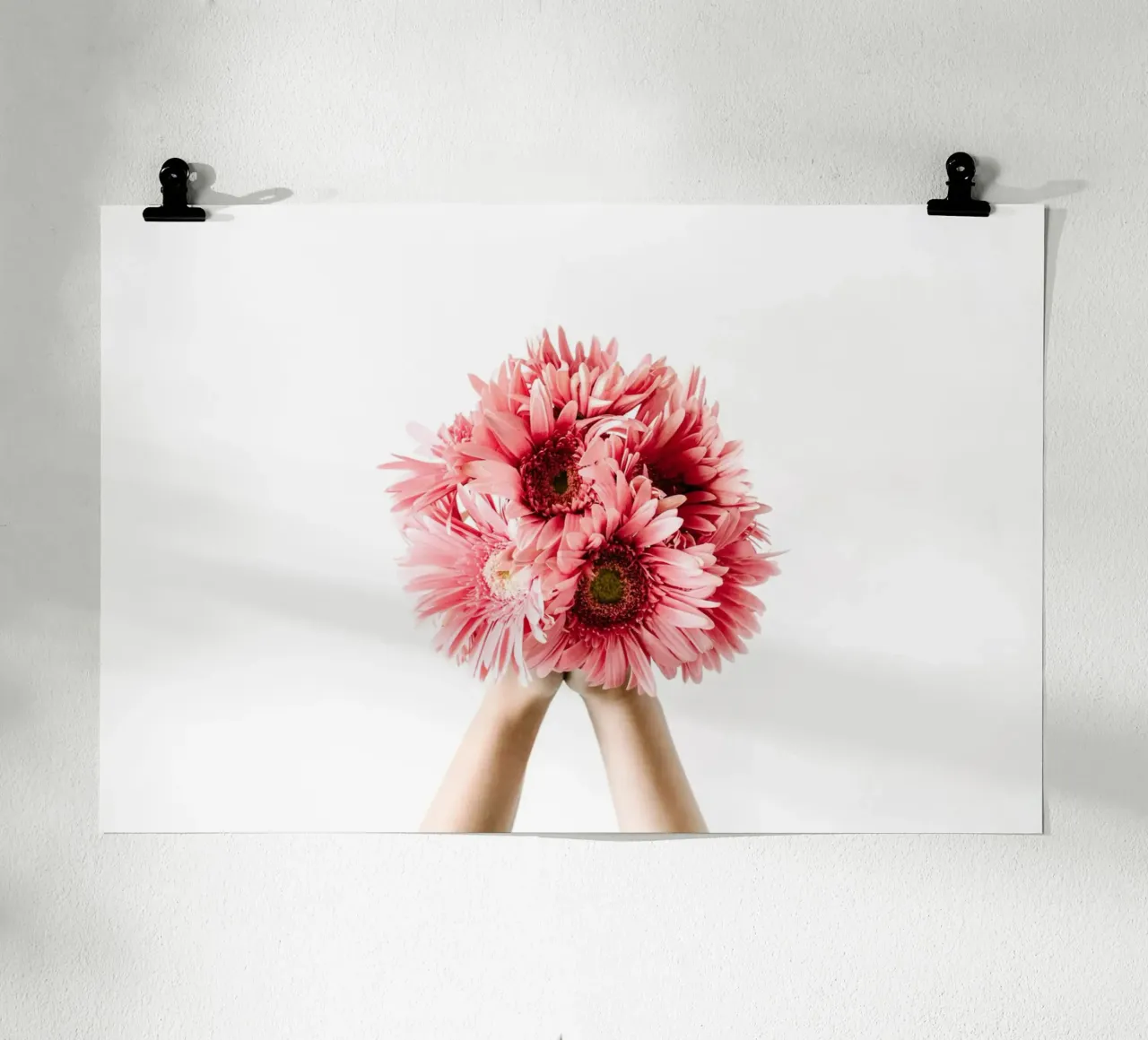 Note floreali d'amore poster con telaio in alluminio da StillVibe Home