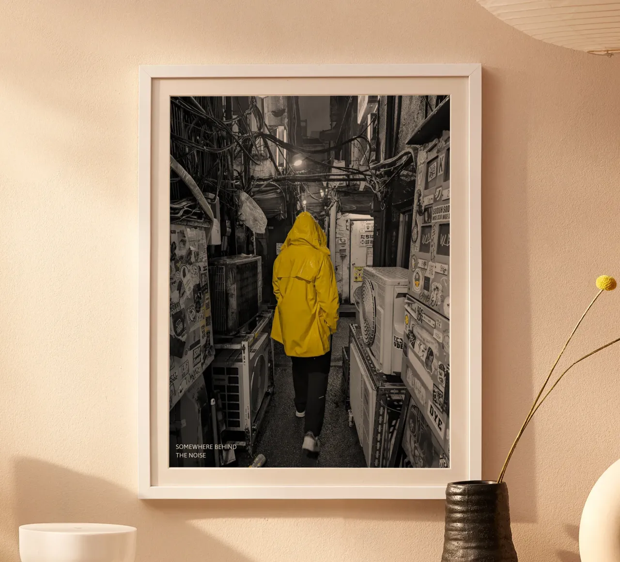 Somewhere Behind The Noise poster con telaio in plastica da Studio Wanderlust