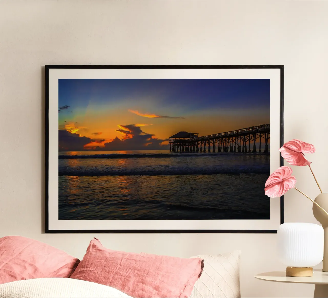 Molo del tramonto, Cocoa Beach, Florida poster con telaio in alluminio da Wanderlust Vibes