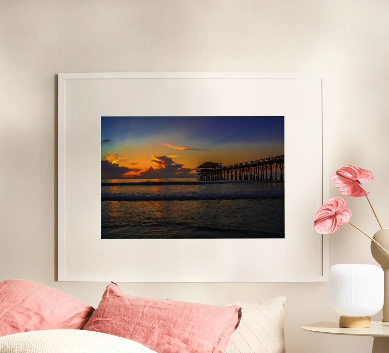 Molo del tramonto, Cocoa Beach, Florida poster con telaio in alluminio da Wanderlust Vibes