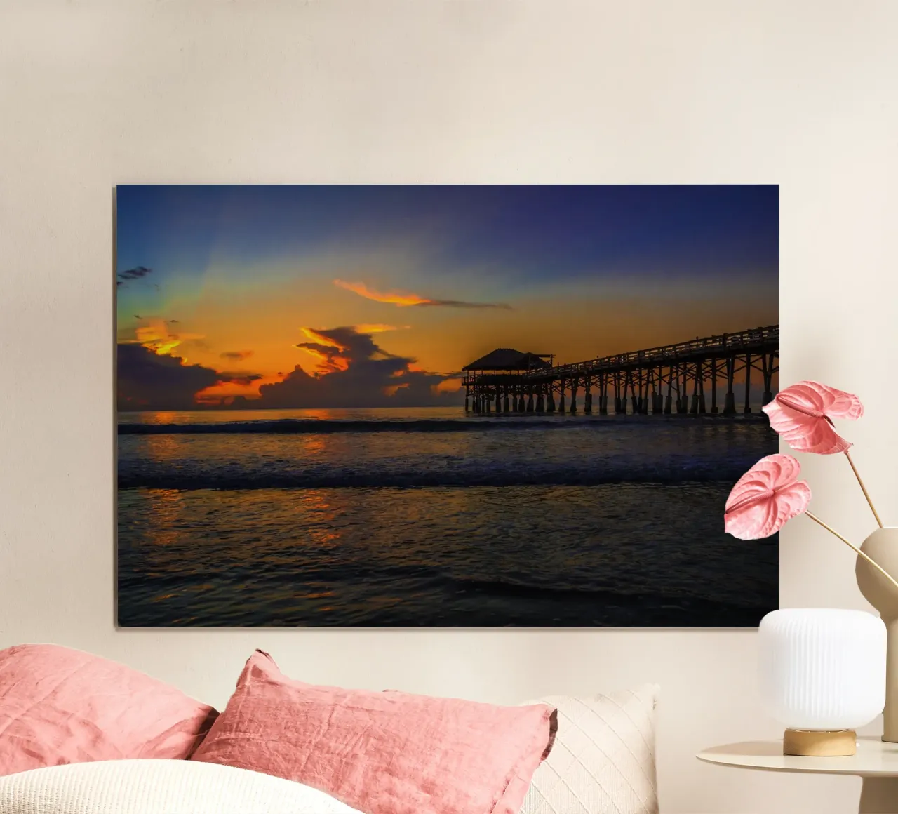 Molo del tramonto, Cocoa Beach, Florida poster con telaio in alluminio da Wanderlust Vibes