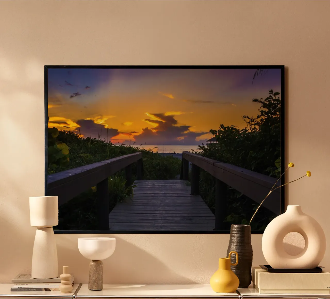 Promenade à la plage, Cocoa Beach, Floride poster avec cadre en bois de Wanderlust Vibes
