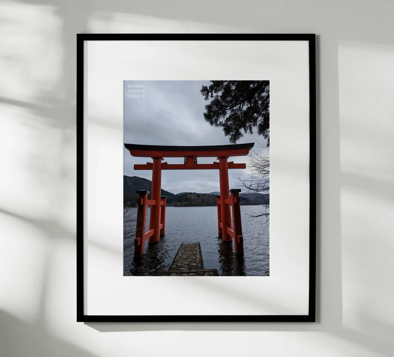 Torii At The Lake poster da Studio Wanderlust