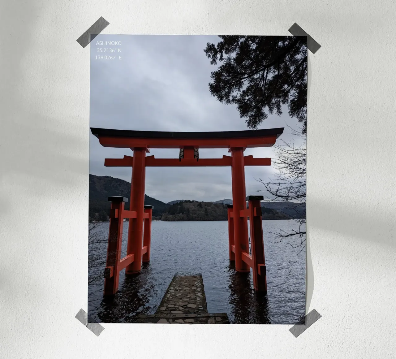 Torii At The Lake poster da Studio Wanderlust