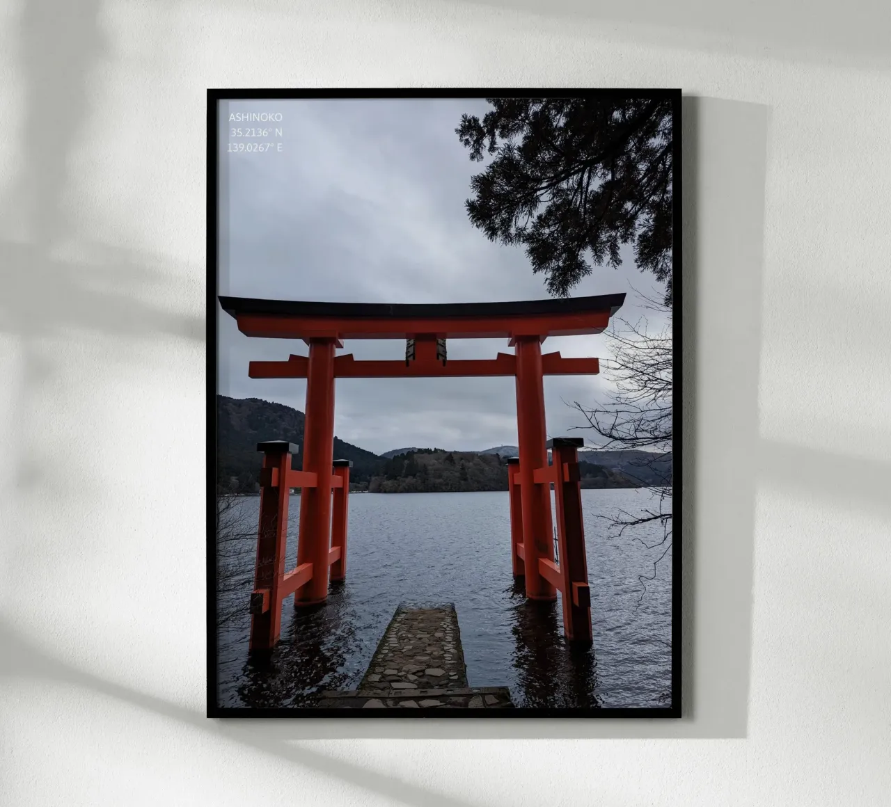 Torii At The Lake poster da Studio Wanderlust