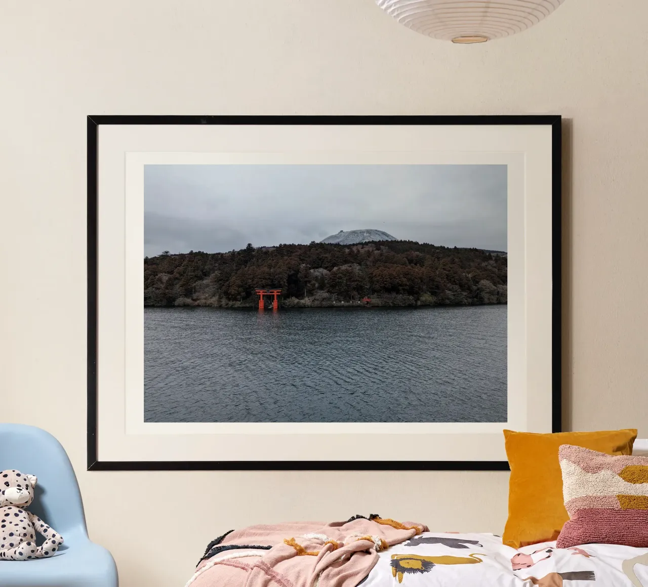 A Sacred Shore poster con telaio in legno da Studio Wanderlust