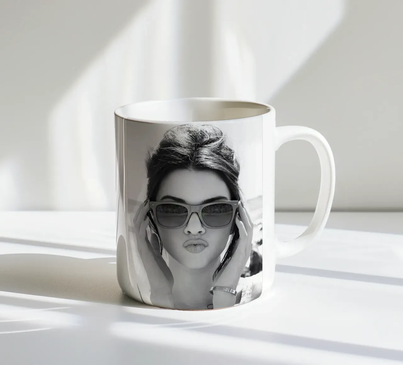 Ragazza carina tazza in ceramica da glover studio