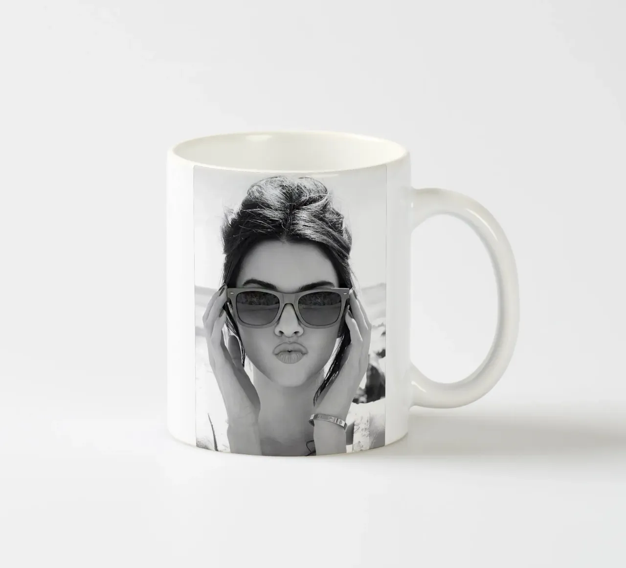 Ragazza carina tazza in ceramica da glover studio