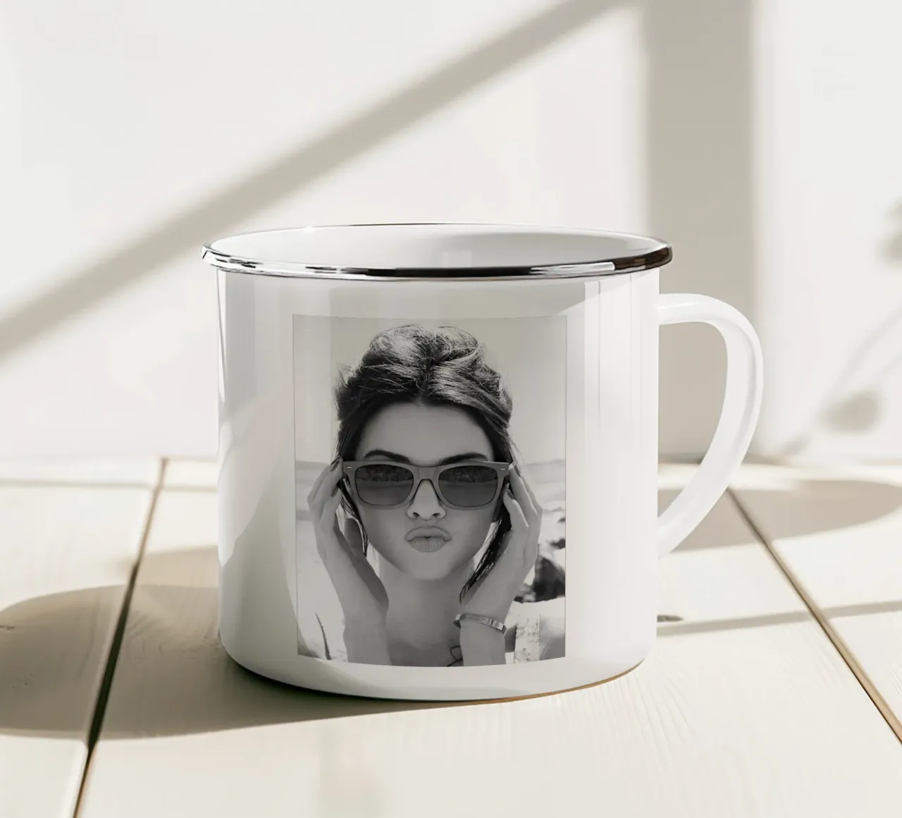 Ragazza carina tazza in smalto da glover studio