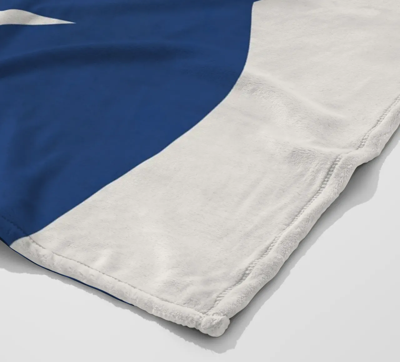 Figura in blu coperta in pile da Little Dean
