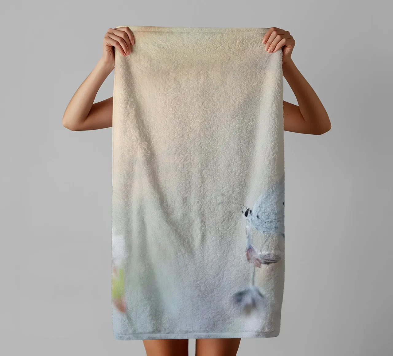 farfalla soft focus asciugamano da bagno da Earthly Visions
