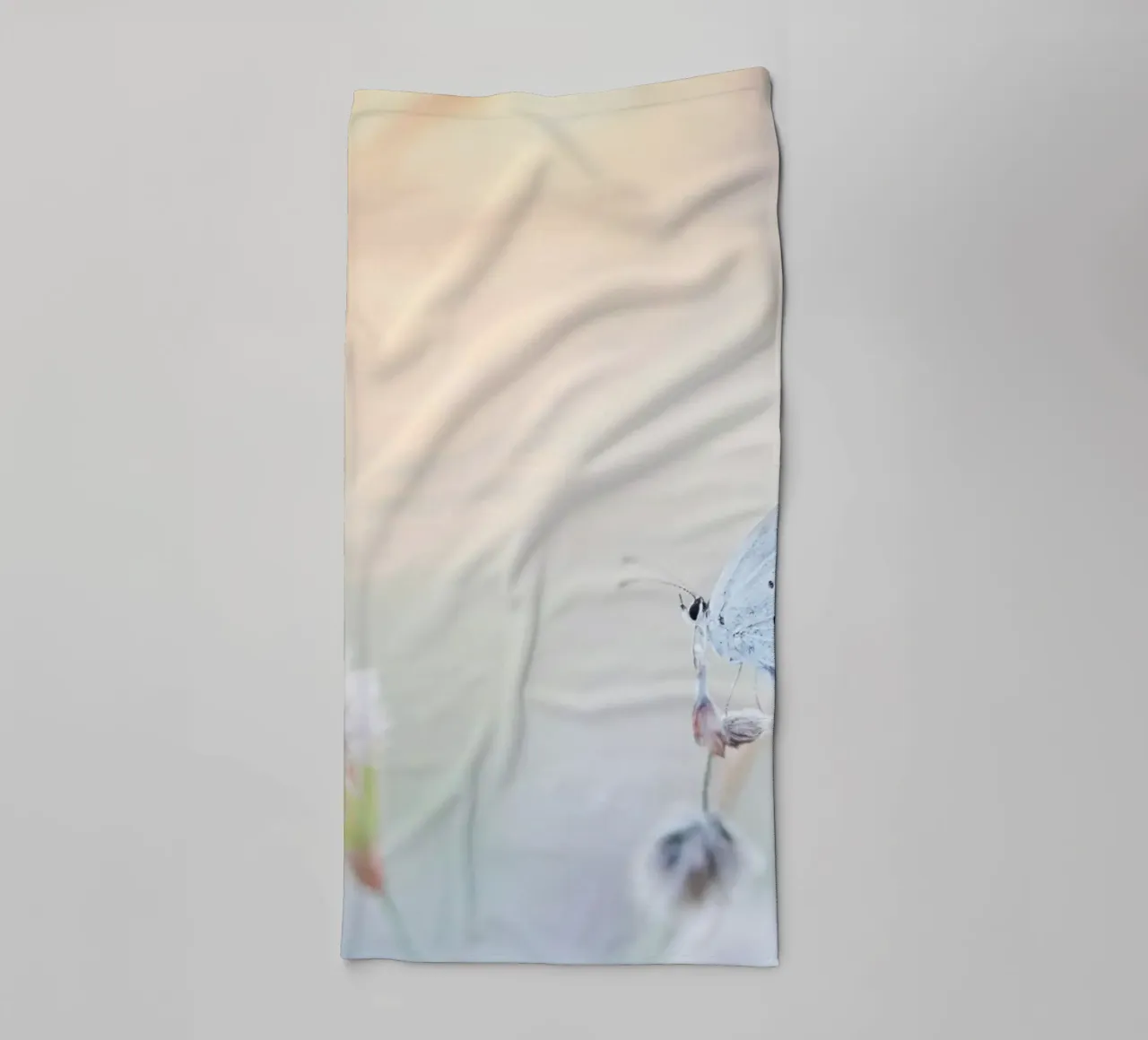 farfalla soft focus asciugamano da bagno da Earthly Visions