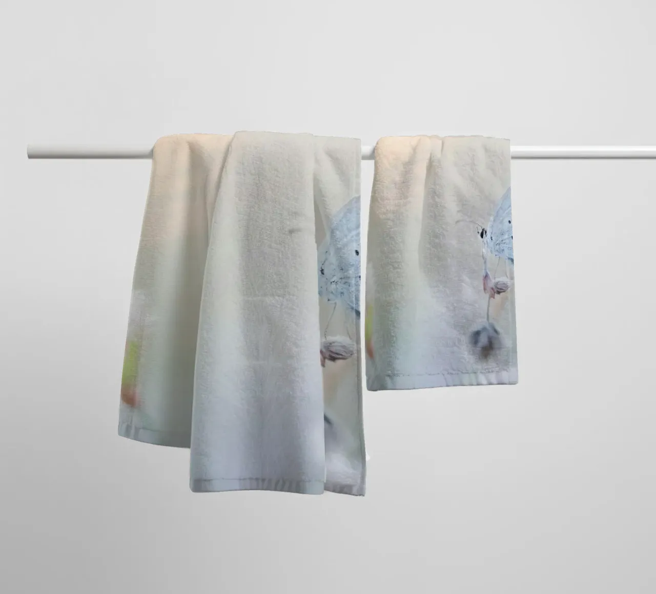 farfalla soft focus asciugamano da bagno da Earthly Visions
