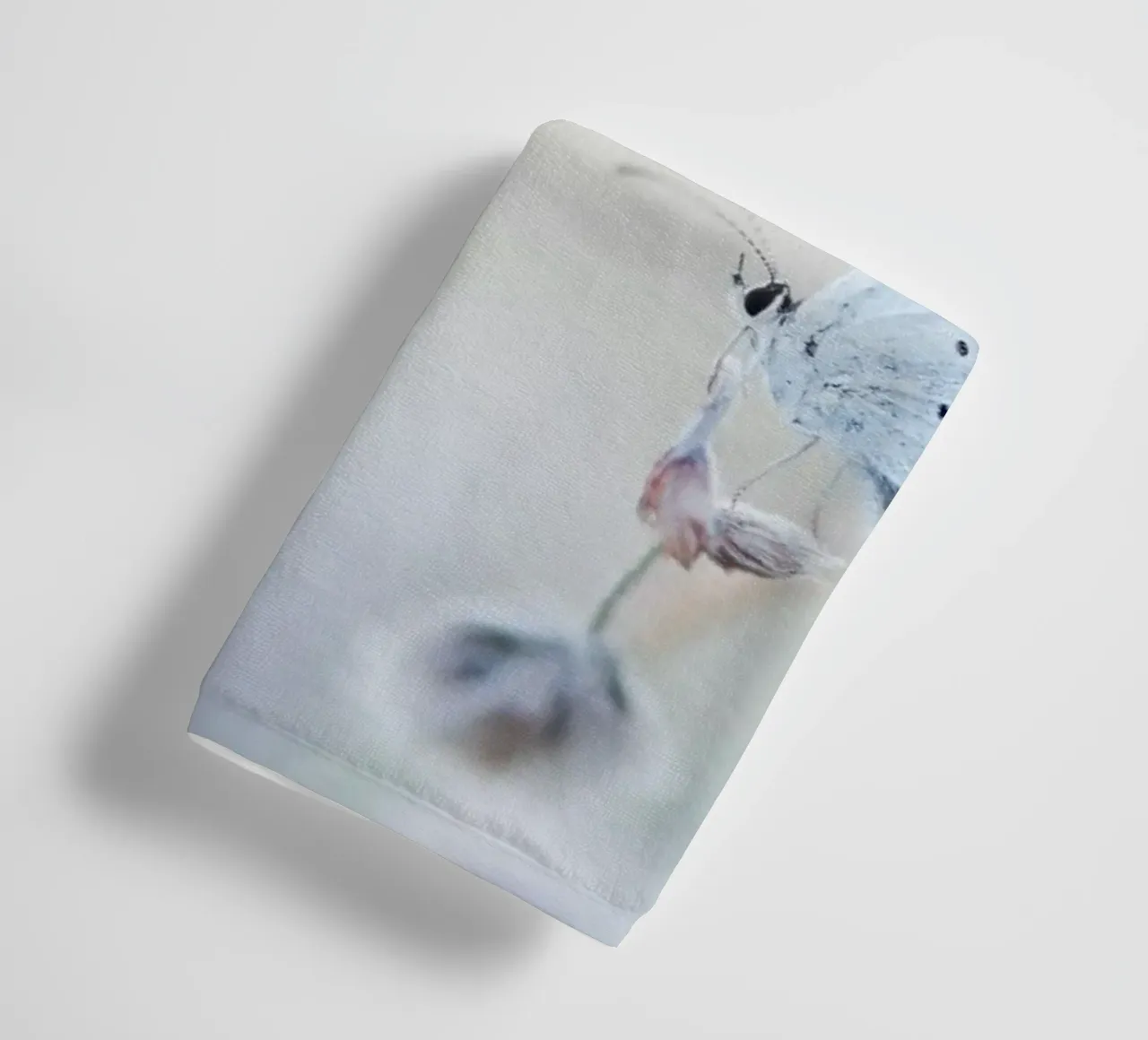 farfalla soft focus asciugamano da bagno da Earthly Visions