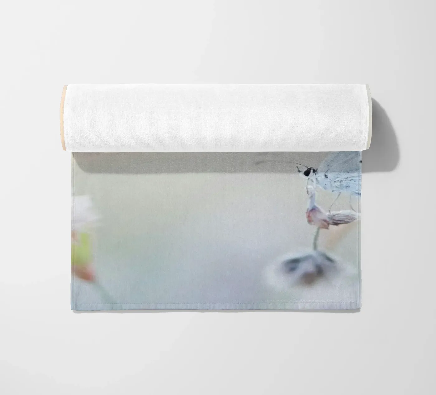 Schmetterling Weichzeichner Strandtuch von Earthly Visions