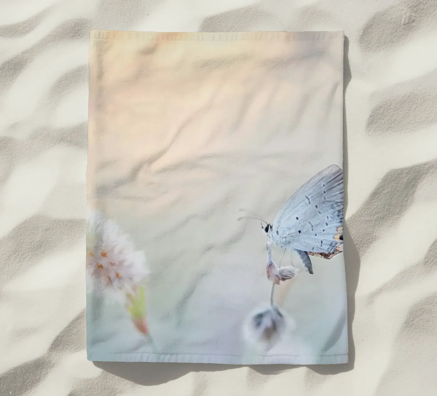 Schmetterling Weichzeichner Strandtuch von Earthly Visions
