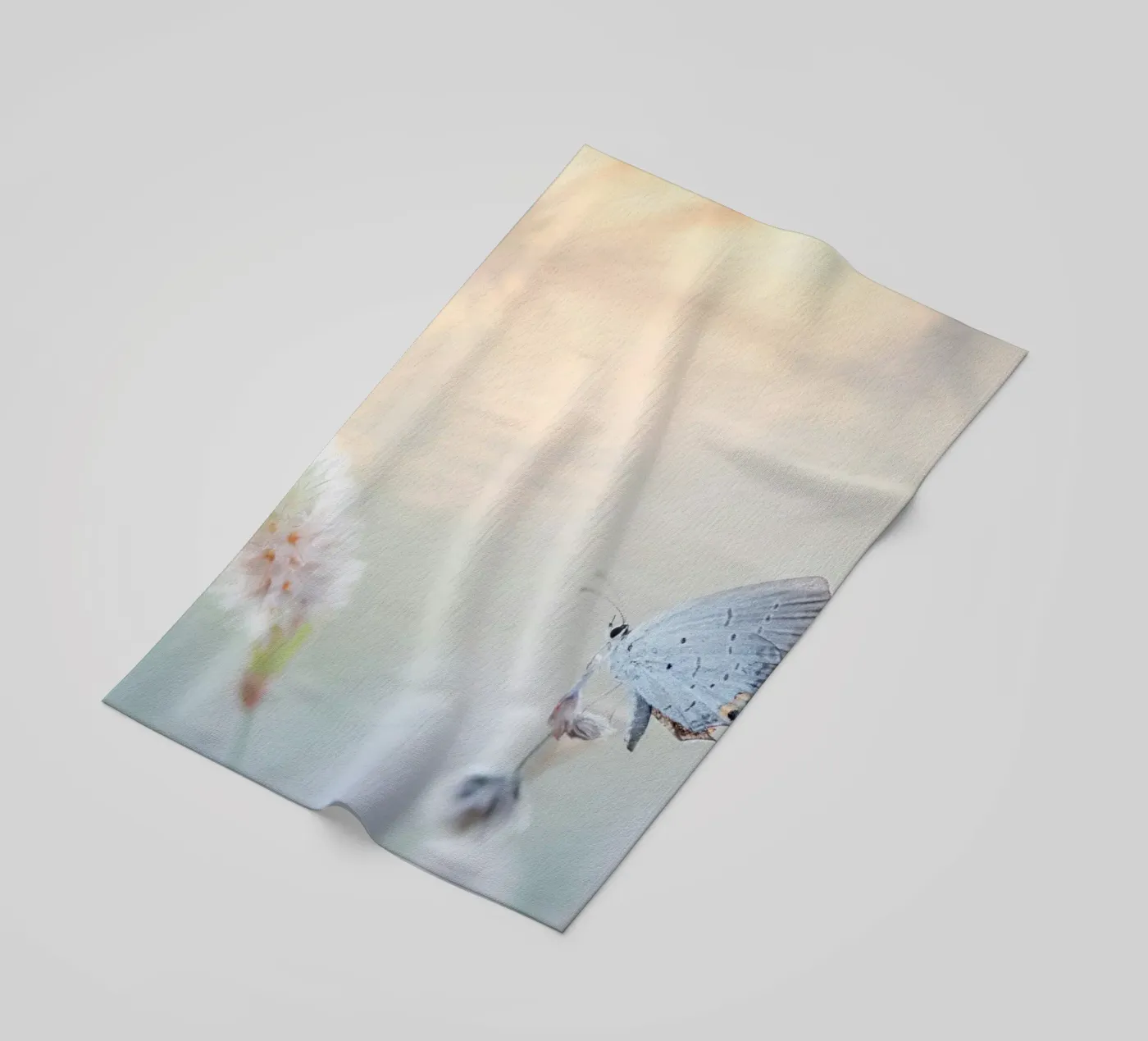 Schmetterling Weichzeichner Strandtuch von Earthly Visions