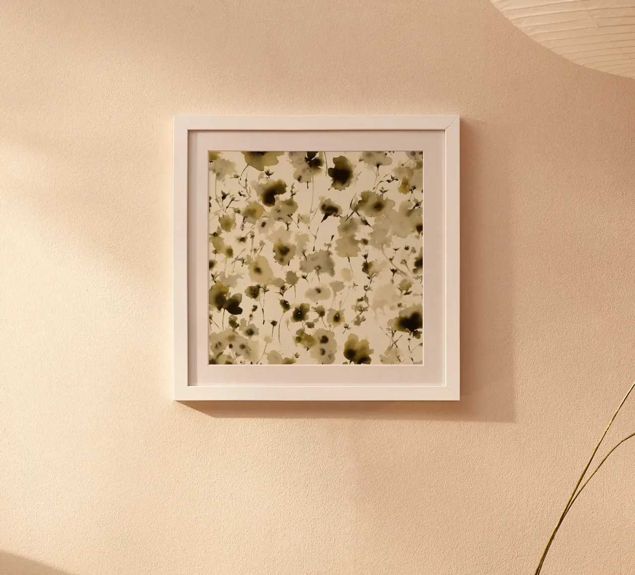 Deriva del fiore pallido poster con telaio in alluminio da Sophia Calder Studio