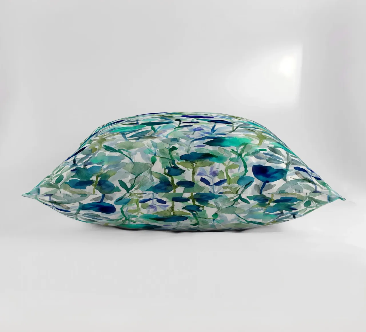 Tettuccio di zaffiro cuscino da Sophia Calder Studio