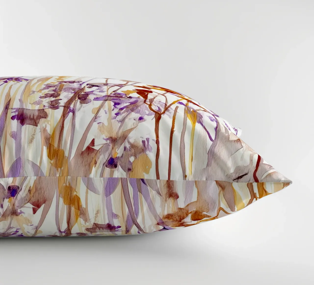 Prato selvaggio in terra di Siena e viola cuscino da Sophia Calder Studio