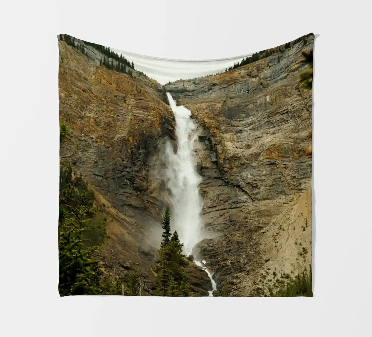 cascading flowing water coperta in pile da Horsire