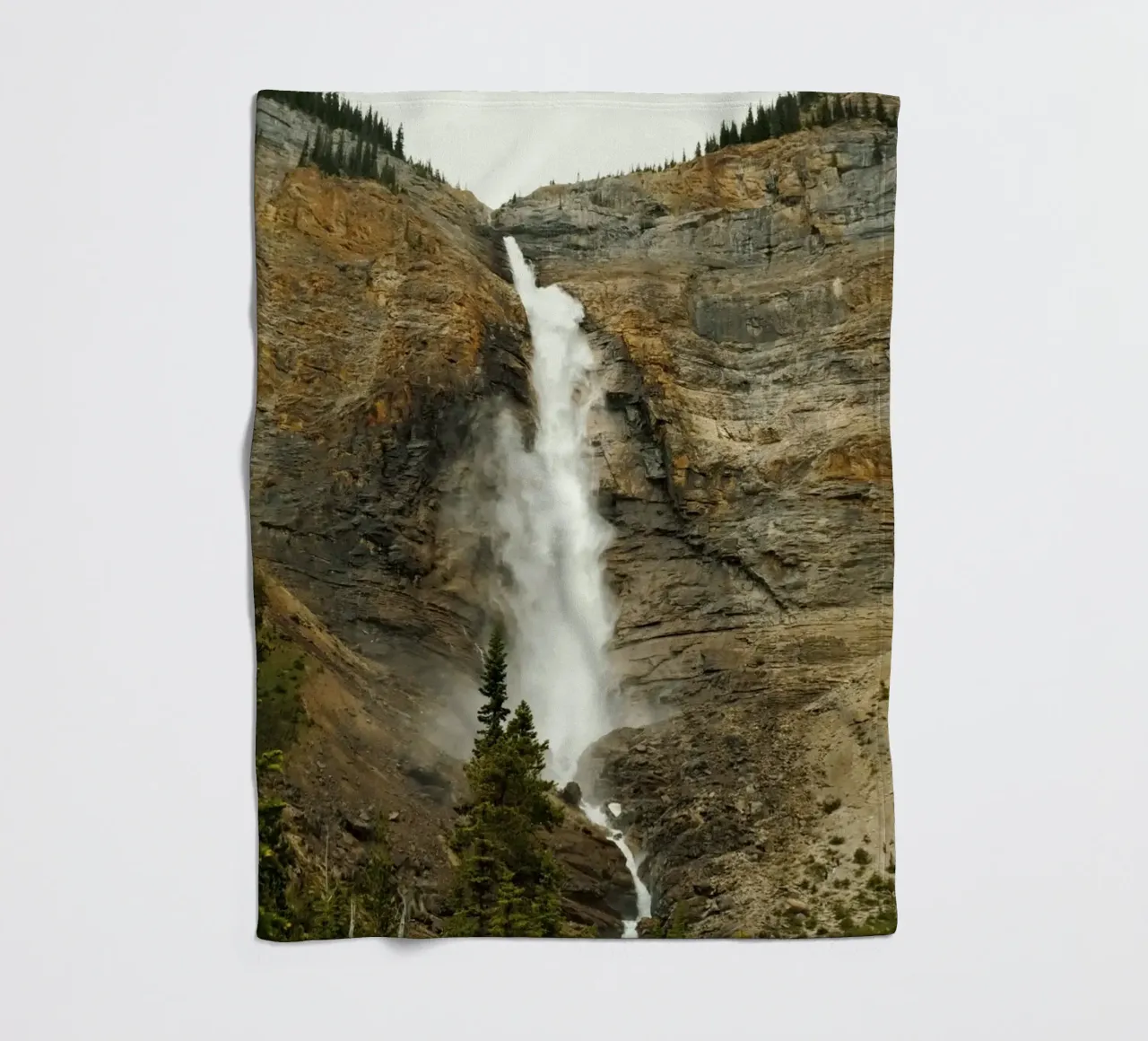 cascading flowing water coperta in pile da Horsire