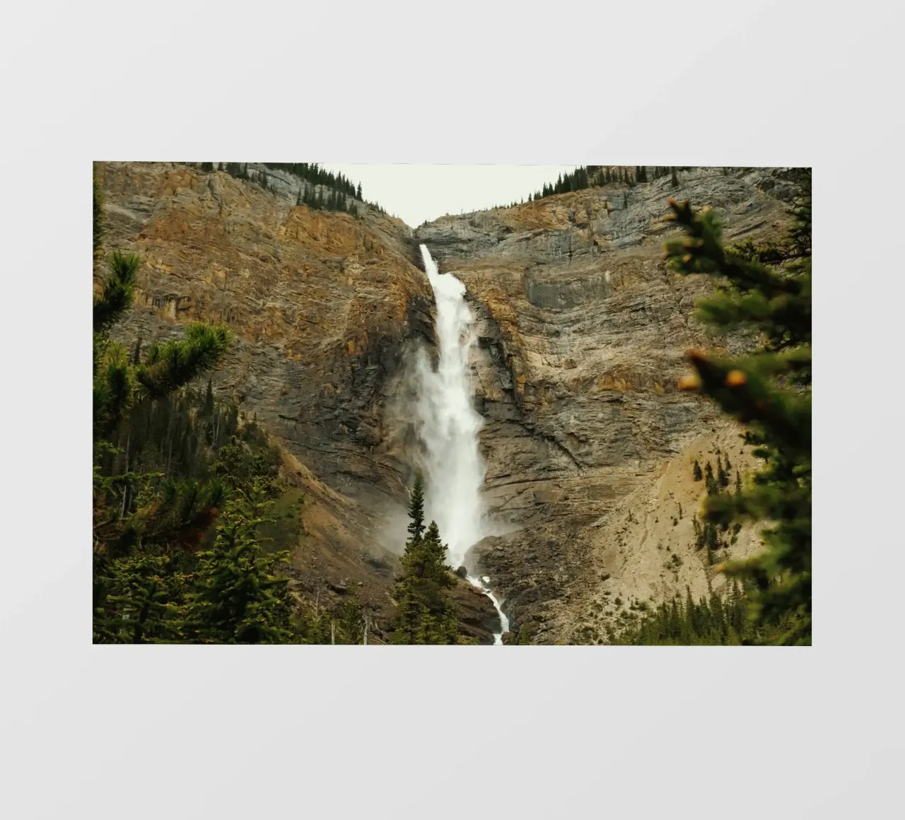 cascading flowing water pellicola backlit da Horsire