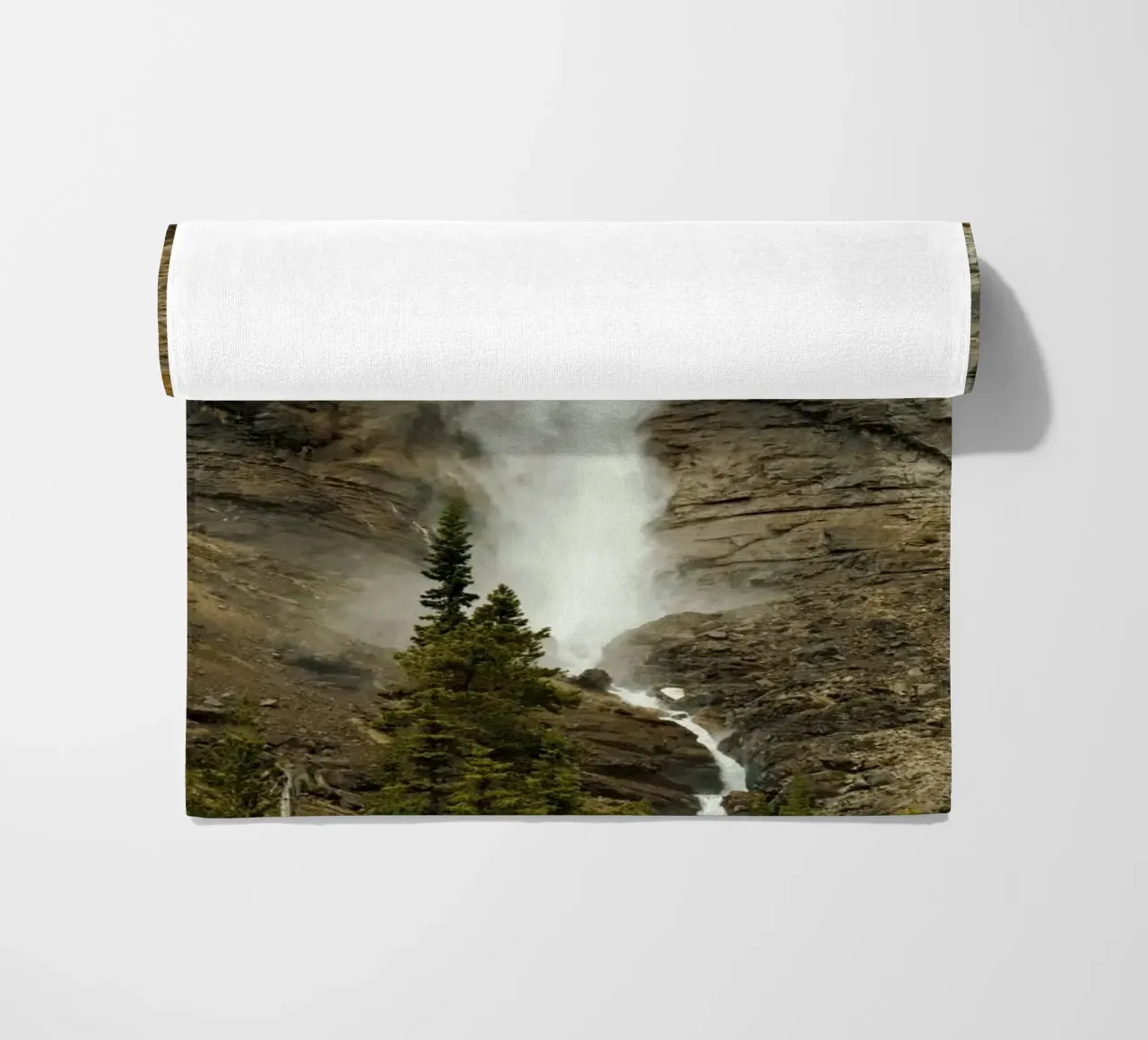 cascading flowing water telo mare da Horsire