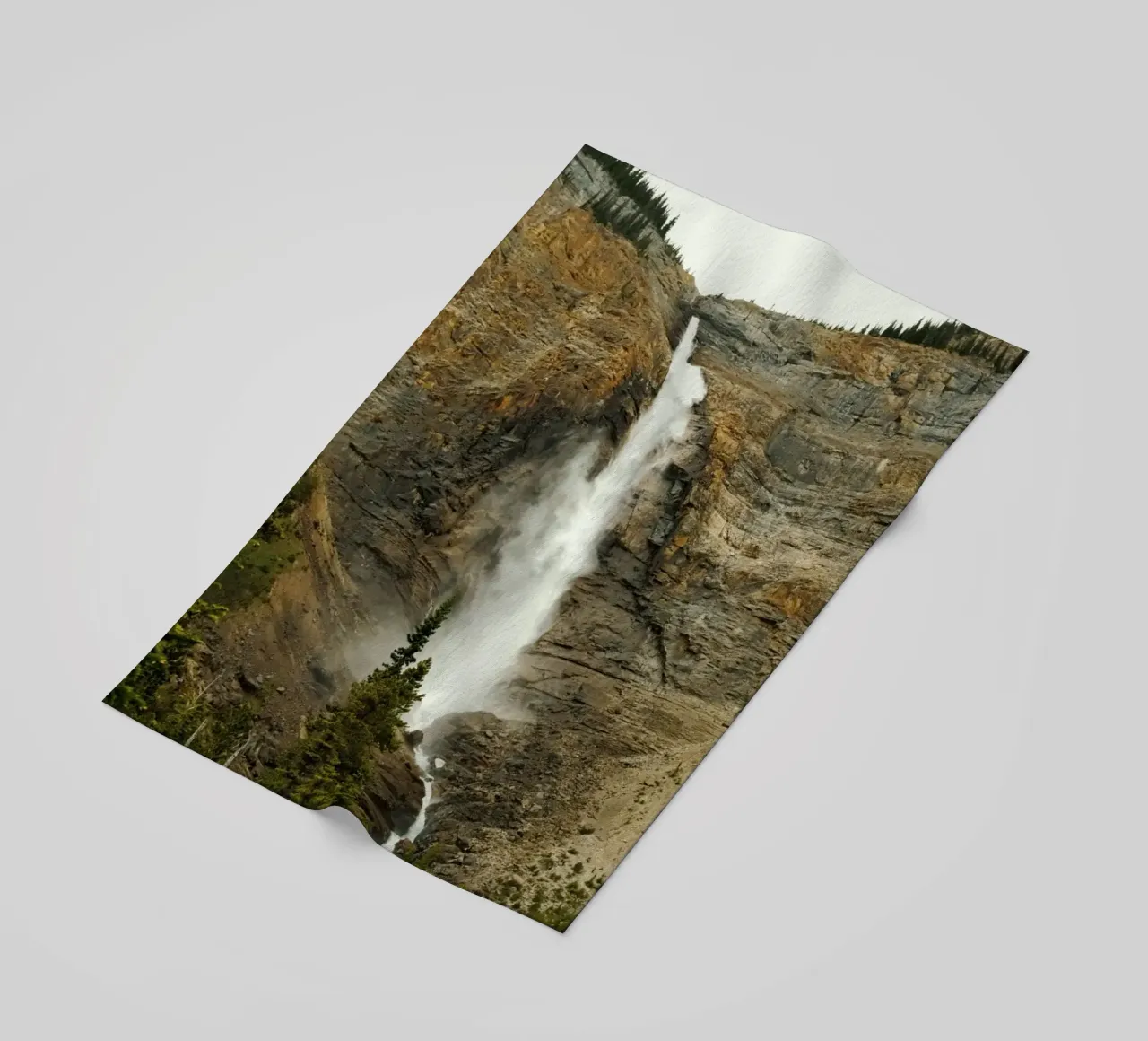 cascading flowing water telo mare da Horsire