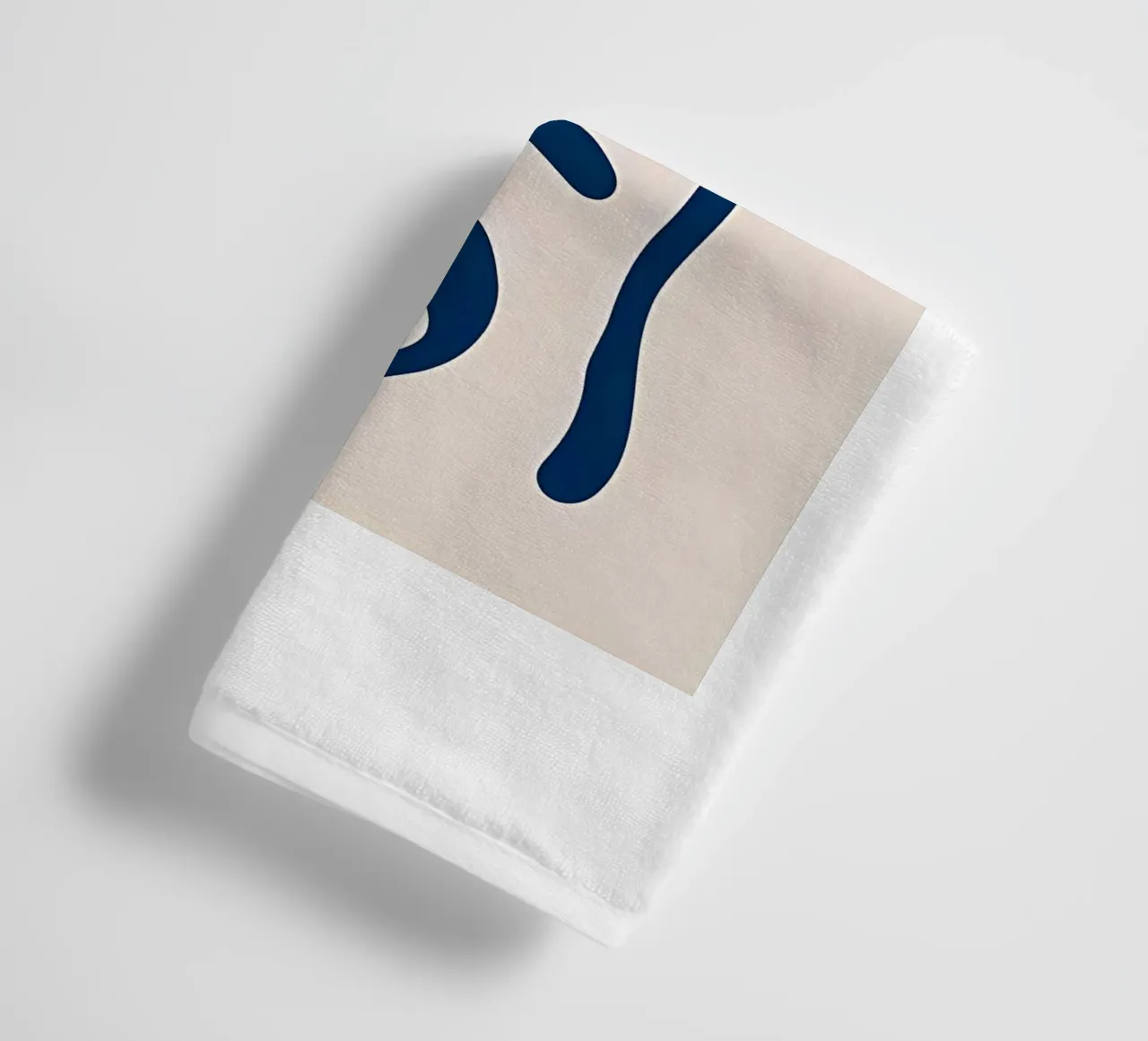 Blaue Grafik Blumen Handtuch von Haleigh