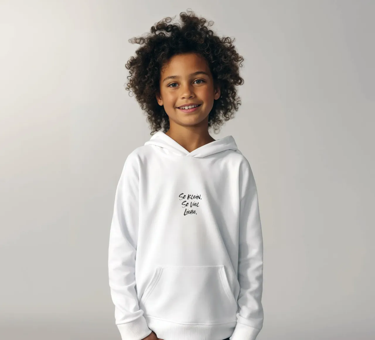 So klein. So viel Liebe. | minimalistic design felpa bambino con cappuccio da just typo