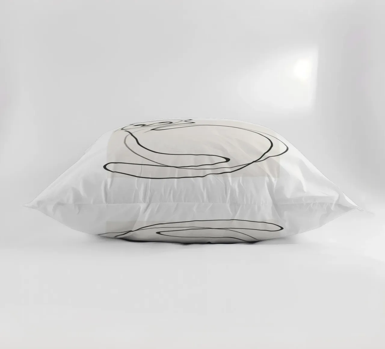 Gatto in una riga cuscino da LeaDArt