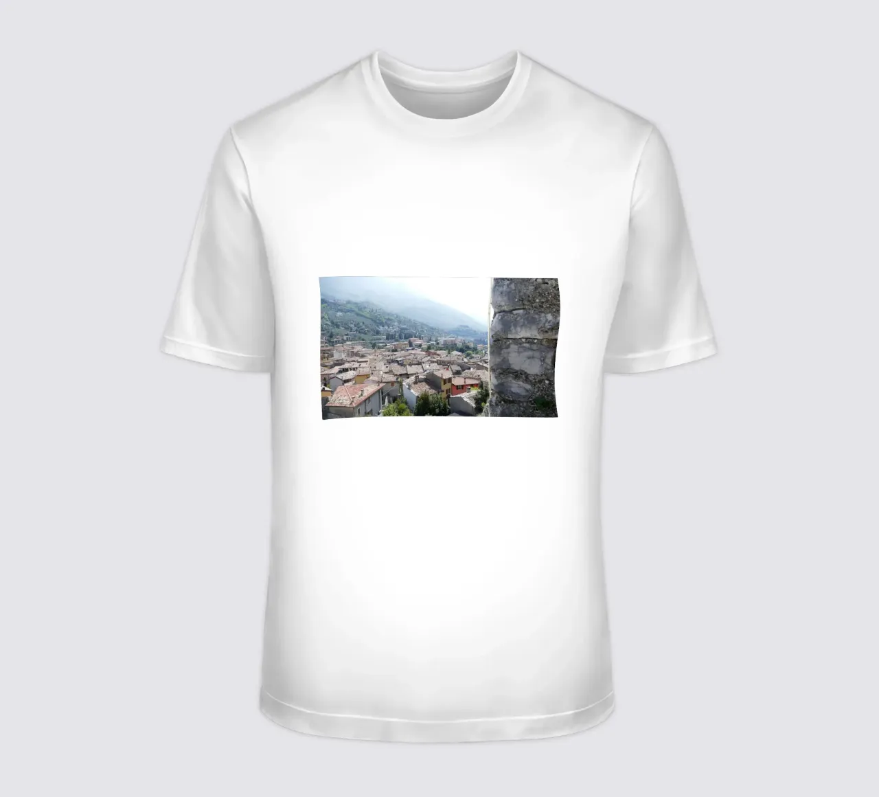 Vue sur Malcesine (Lac de Garde) t-shirt de Alexandra Joseph Fotomomente