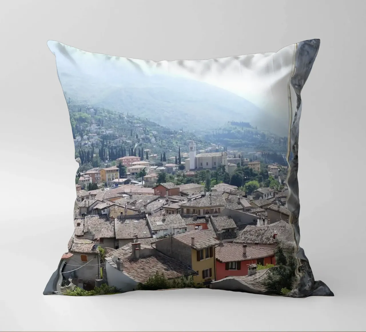 Vue sur Malcesine (Lac de Garde) coussin de Alexandra Joseph Fotomomente