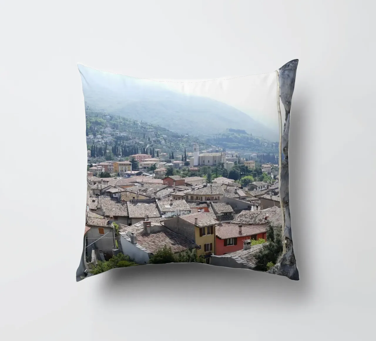 Vue sur Malcesine (Lac de Garde) coussin de Alexandra Joseph Fotomomente