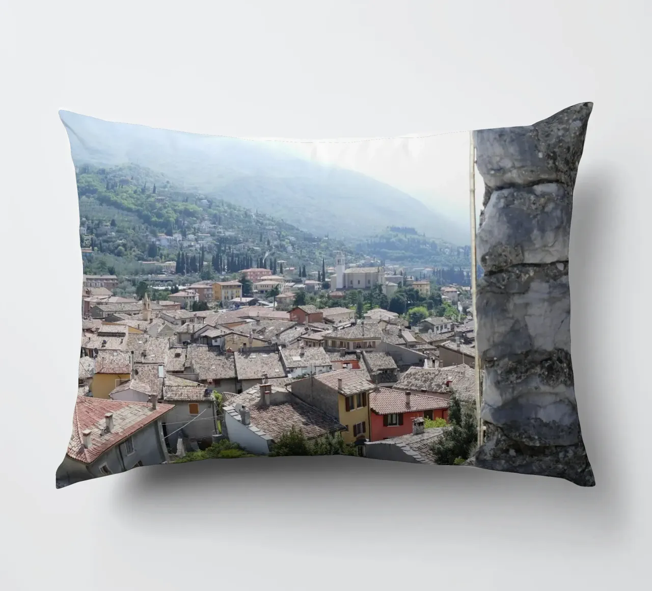 Vue sur Malcesine (Lac de Garde) coussin de Alexandra Joseph Fotomomente